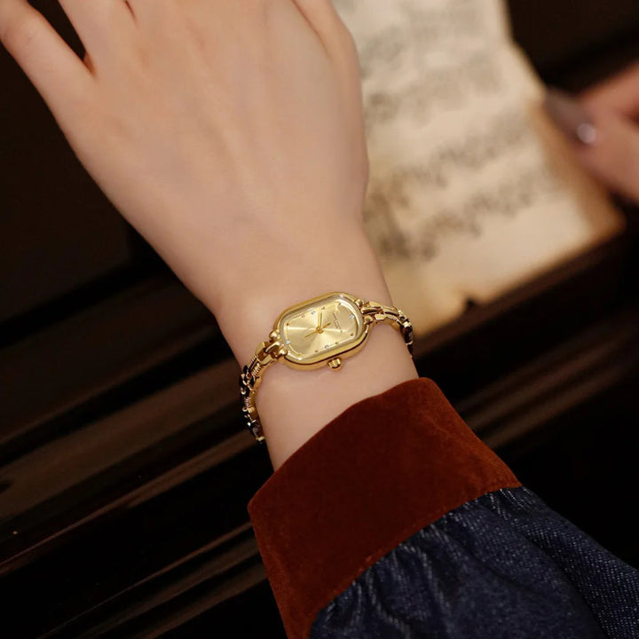 Women's Chic Oval Case Quartz Watch with Subtle Elegance